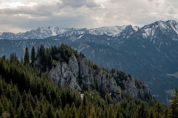 Ausblick Alpen Wendelstein mit einem Felsen im Vordergrund