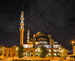 Fototapeta na wymiar Night view of the Yeni Jami Mosque in Istanbul