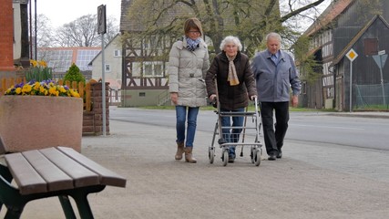 Betreuerin beim Laufen mit Senioren