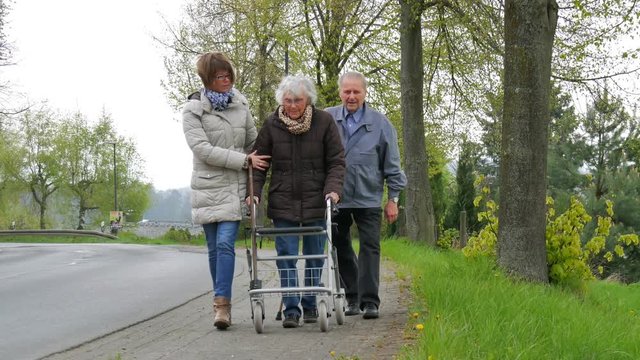 Betreuerin beim Laufen mit Senioren