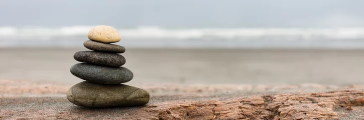 Photo sur Plexiglas Zen Tas de pierres sur le panorama de la plage