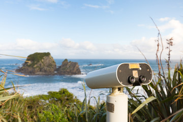 Fernglas mit Ausblick auf das Meer