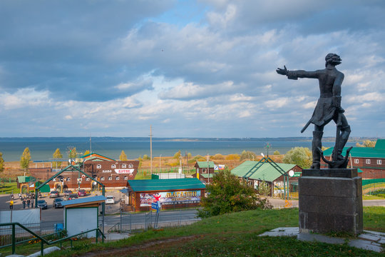 Pereslavl Zalessky, Yaroslavl Region, Russia &ndash; September 29, 2014: Monument to Peter the Great on background of Pleshcheeva  Lake.  