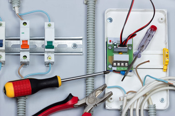 Монтаж электрических устройств,автоматических выключателей,проводов