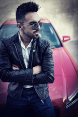 Obraz premium Young confident man with a sport car