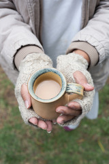 Hände halten Kaffeetasse
Nahaufnahme von oben