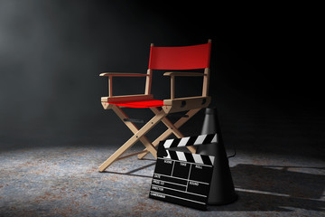 Fototapeta premium Koncepcja przemysłu kinowego. Czerwone krzesło reżyserskie, klakier filmowy i megafon w wolumetrycznym świetle. Renderowanie 3D