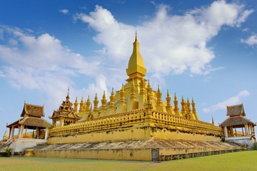 Naklejka premium Pha That Luang in bright sky day. Vientiane, Laos