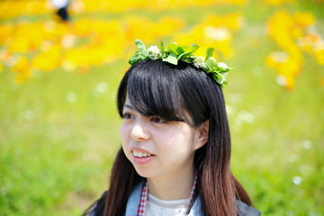 Naklejka premium japanese young lady with flower crown in flower garden
