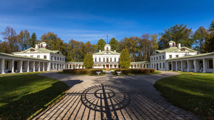 Obraz premium Courtyard of the manor of Serendnikovo with shadow from the gate in the foreground