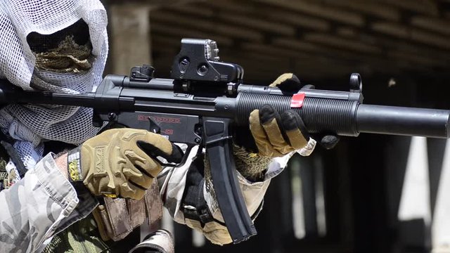Airsoft soldier change magazine gun fails to fire