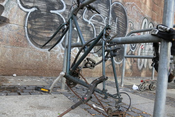 Ein angekettetes kaputtes Fahrrad ( in Berlin )