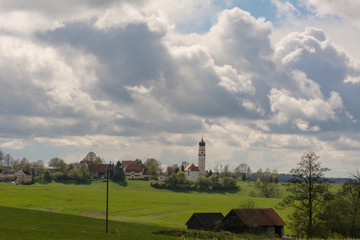 Dorf mit Barockkirche auf H&uuml;gel