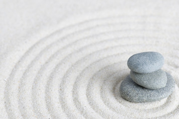 Fototapeta na wymiar Kieselsteine auf Sand, Zen Style