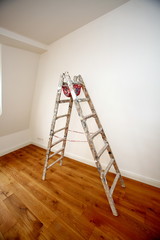 Eine Leiter die in einem Raum steht 