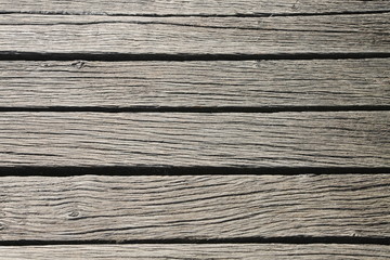 Verwitterte Bretter eines Holzsteges