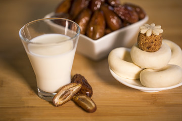 verre de lait, pâtisseries orientales et dattes