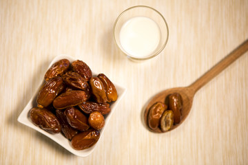 dattes et verre de lait