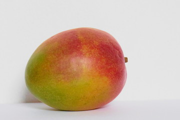 Mango auf weißem Hintergrund