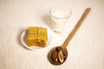 pâtisseries orientales, dattes et verre de lait