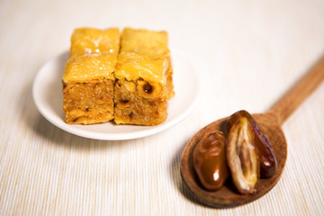 pâtisseries orientales et cuillère de bois avec des dattes 