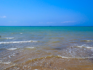 青い海と珊瑚の浜の波（石垣島・御神崎）