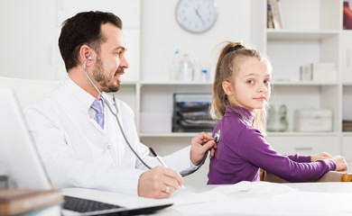 Obraz premium Male doctor and little girl
