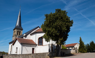 Fototapeta na wymiar Kirche in Chemery les Deux