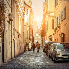 Naklejka premium RZYM. Ludzie na ulicy z widokiem na Koloseum w Rzymie, jeden z