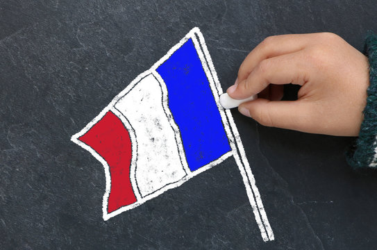 Enfant dessinant le drapeau fran&ccedil;ais sur une ardoise