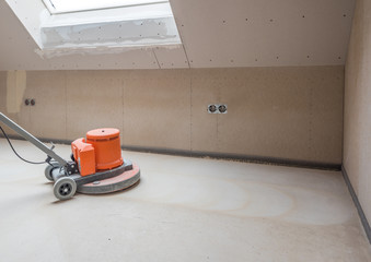 Fototapeta premium Estrich abschleifen im Rohbau
