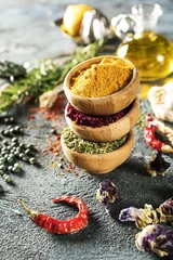 Crédence de cuisine en verre imprimé Aromatique Spices and herbs on wooden background