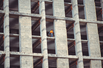 building high-rise buildings, workers are working safety