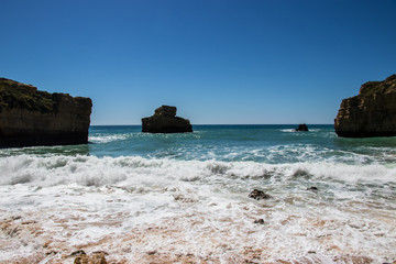 Welle erfasst den Strand