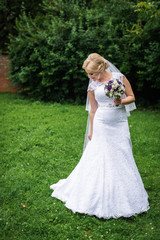 Fototapeta na wymiar Bride posing in her wedding day
