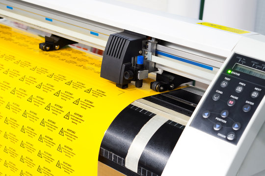 Werbetechnik / Schneideplotter schneidet Aufkleber