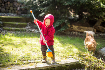Kind macht fleißig die Gartenarbeit