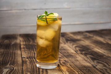 iced teae with lemon and fresh mint