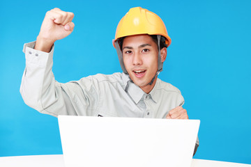 ガッツポーズの労働者