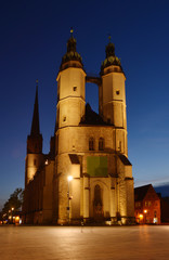 Fototapeta na wymiar Marktkirche in Halle Saale abends