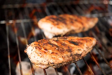 Papier Peint photo autocollant Grill / Barbecue Poitrine de poulet grillée sur le gril enflammé