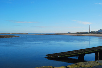 Obraz premium River Tweed estuaryto Spittal, pier with lighthouse and chimney