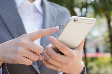 携帯電話を使うビジネスウーマン、メール、インターネット、検索