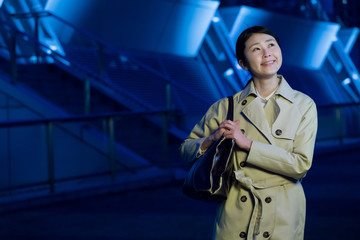 帰宅する女性、待ち合わせ