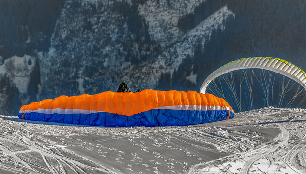 The pilot begins flight on a paraplane with a mountain-skiing slope of Penken - Mayrhofen, Austria