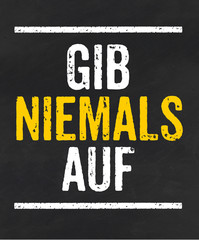 Tafel mit dem Text Gib niemals auf