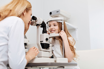 Professional ophthalmologist tracing pathology of the eye - obrazy, fototapety, plakaty