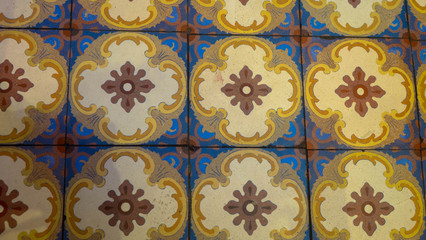 Alte Bodenfliesen, Landhausstil