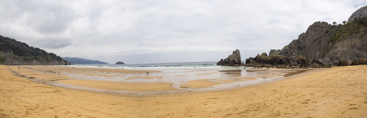 Playa de Laga, en la costa de Vizcaya, País Vasco, España, vacaciones en la primavera de abril de 2017