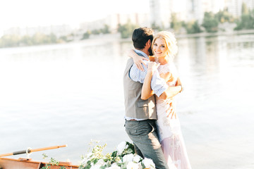 Naklejka premium Amazing wedding couple on the boat